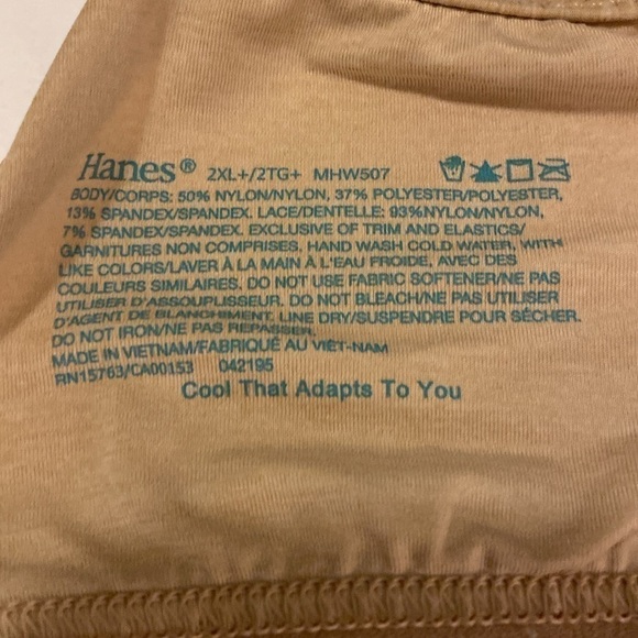 Hanes size 2 XL wireless bras with convertible adjustable straps - Picture 3 of 8